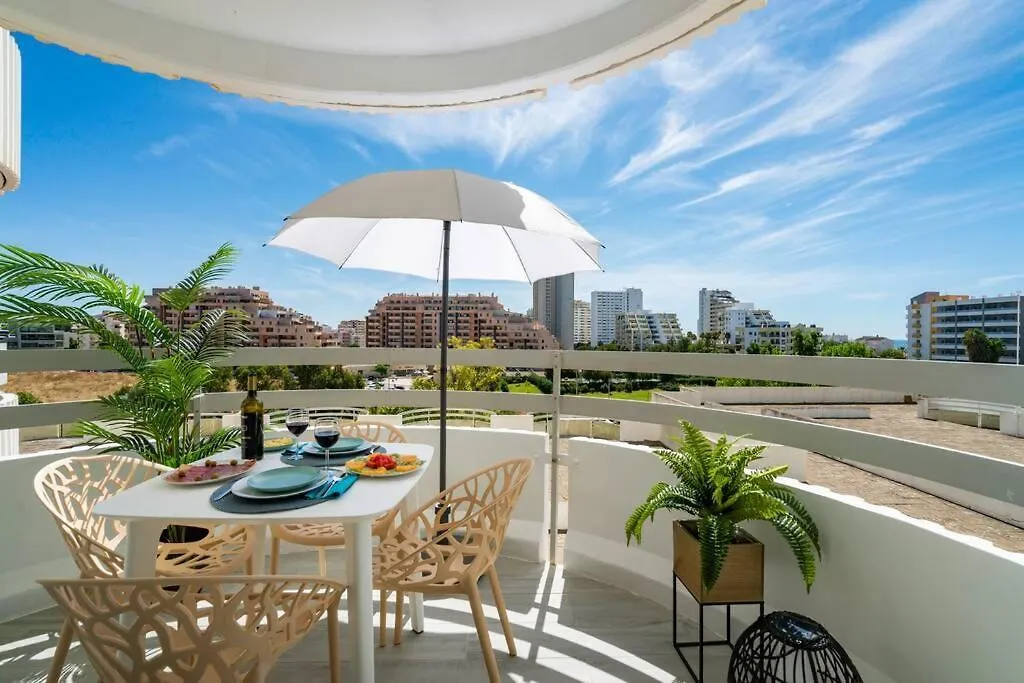 Apartamento em frente à praia com piscina e ténis Portimão